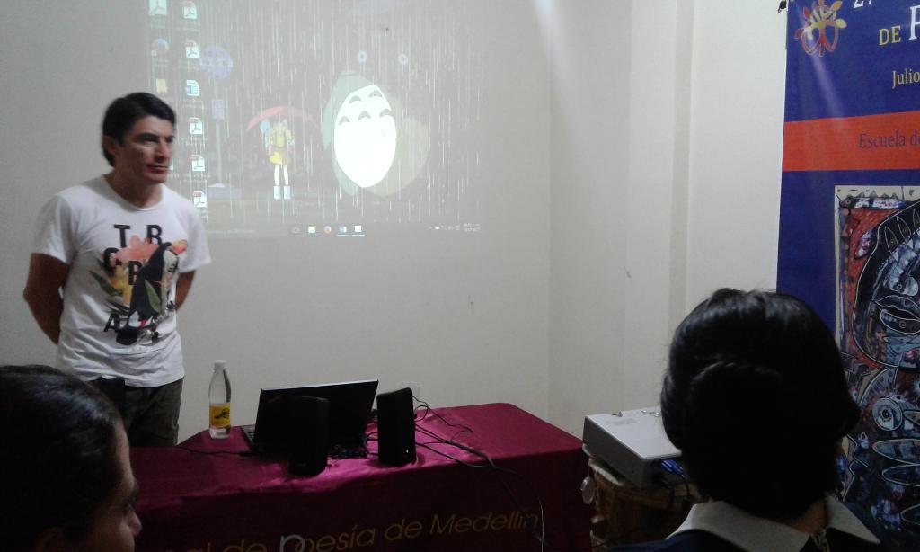 4 El poeta mexicano Balam Rodrigo, en su taller en el barrio de Medellín Manrique Central. En la escuela itinerante Víctor Jara.