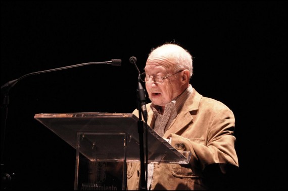 5 José Luis Najenson leyendo en el Teatro Liceo (José Amador Martín)