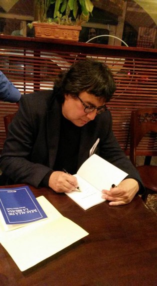 6 Firmando su libro en Costa Rica