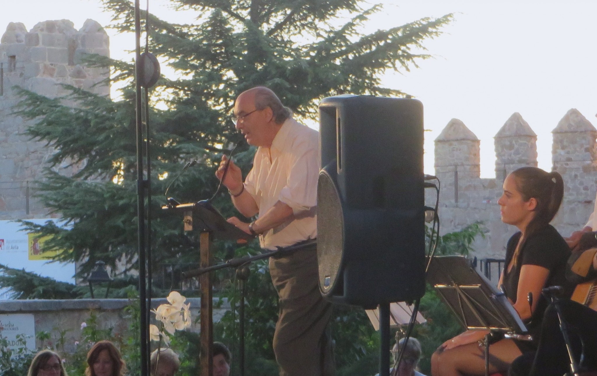 1 José María Muñoz Quirós en una reciente lectura ante las murallas de Ávila (Foto de Jacqueline Alencar, 2017)