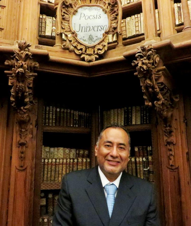 10 El poeta peruano Héctor Ñaupari en la Biblioteca Histórica de la Universidad de Salamanca (foto de Jacqueline Alencar)