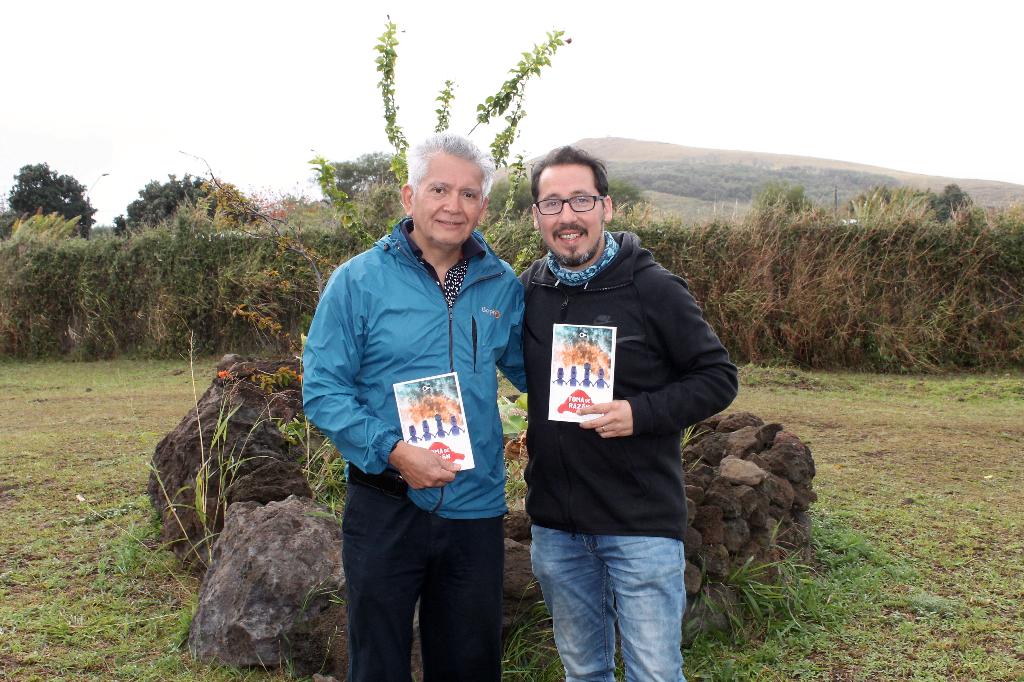 12 Los poetas Víctor Ilich y Roberto Contreras, autores del poemario