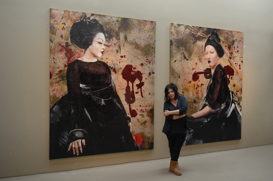 16 Lita Cabellut con dos de sus obras