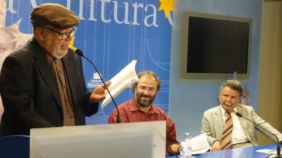 1A José Pulido leyendo en el Encuentro de Poetas Iberoamericanos. En la mesa, A. P. Alencart y Claudio Aguiar (Salamanca, 2012, foto de Jacqueline Alencar)