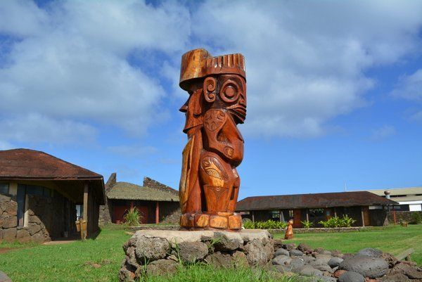 2 El Centro Cultural Tongariki, en hanga Roa, Isla de Pascua