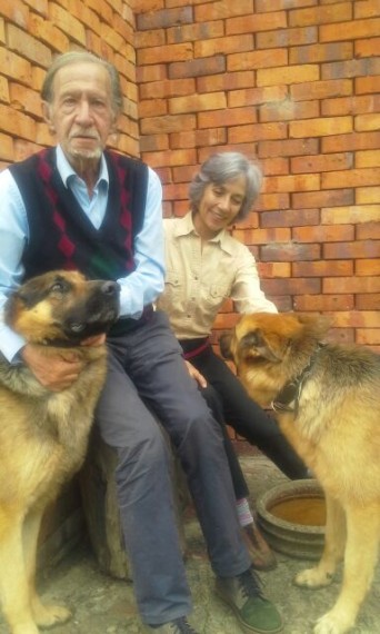 5 Jaime García Maffla y su esposa María Mercedes Arias, con sus perros Pércival y Lana, en Guaymaral