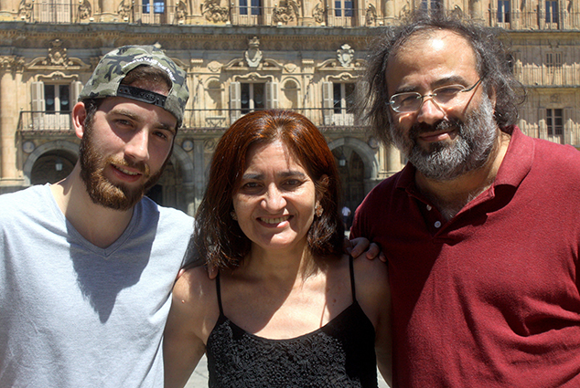 5 José Alfredo, Jacqueline y Alfredo Alfredo Pérez Alencart en la Plaza Mayor de Salamanca (foto de José Amador Martín)