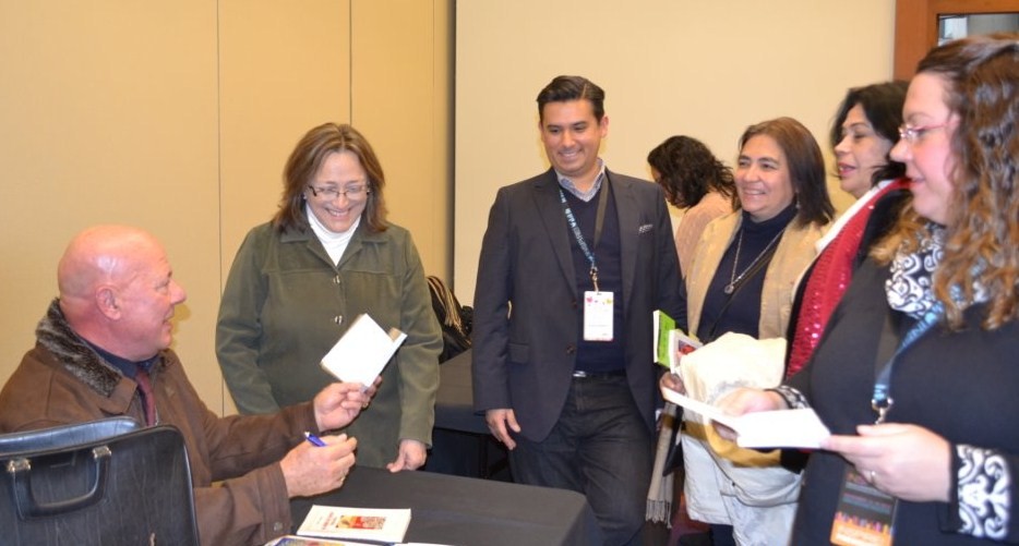 6A Sambra firmando en la Feria del Libro de Toronto (2014)