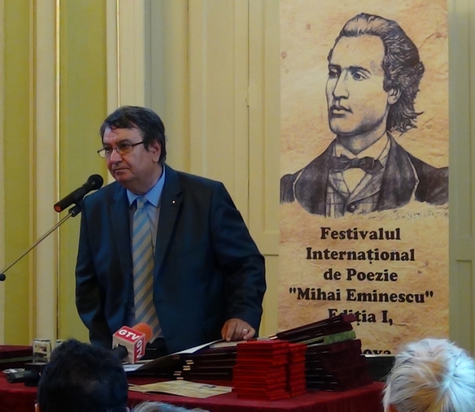 7 El poeta Ion Deaconescu inaugurando una edición pasada del festival de Craiova