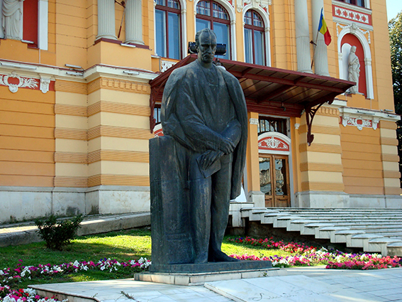 8 Estatua de Lucian Blaga en Cluj-Napoca-