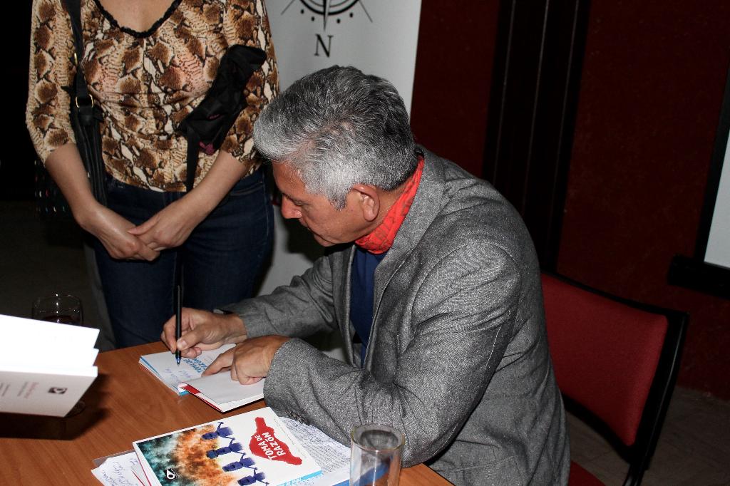 9 Roberto Contreras firmando el poemario