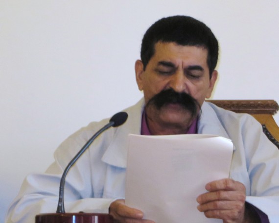 7 Juan Mares leyendo en el Aula Magna de Filología, Universidad de Salamanca ( Foto de Jacqueline Alencar)