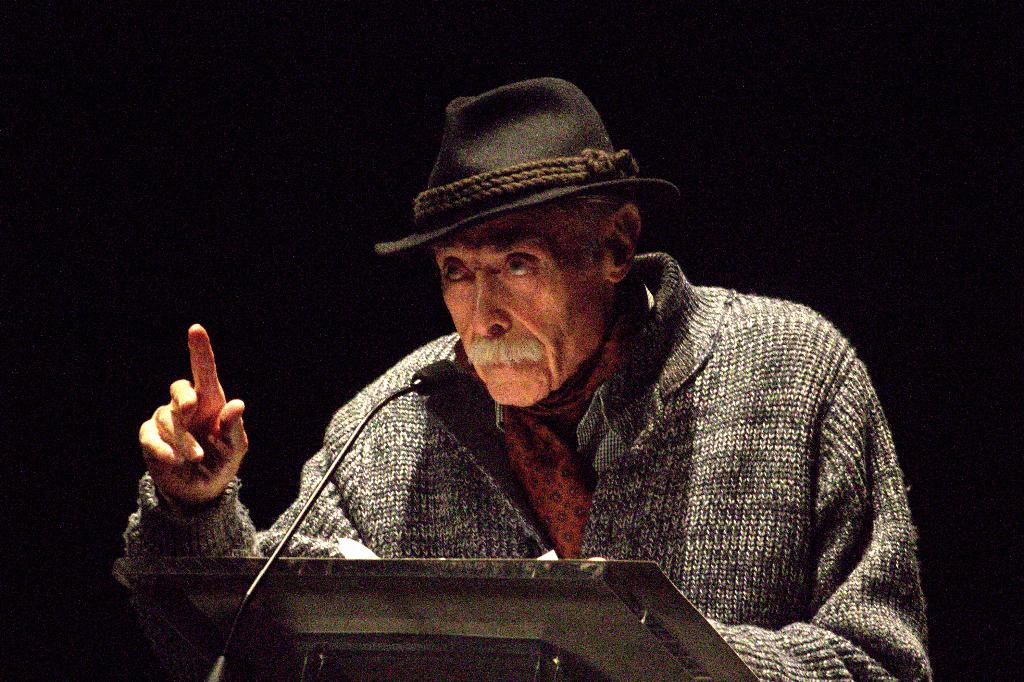 1 Jesús Hilario Tundidor en el Teatro Liceo, durante el XVIII Encuentro de Poetas Iberoamericanos (foto de José Amador Martín)