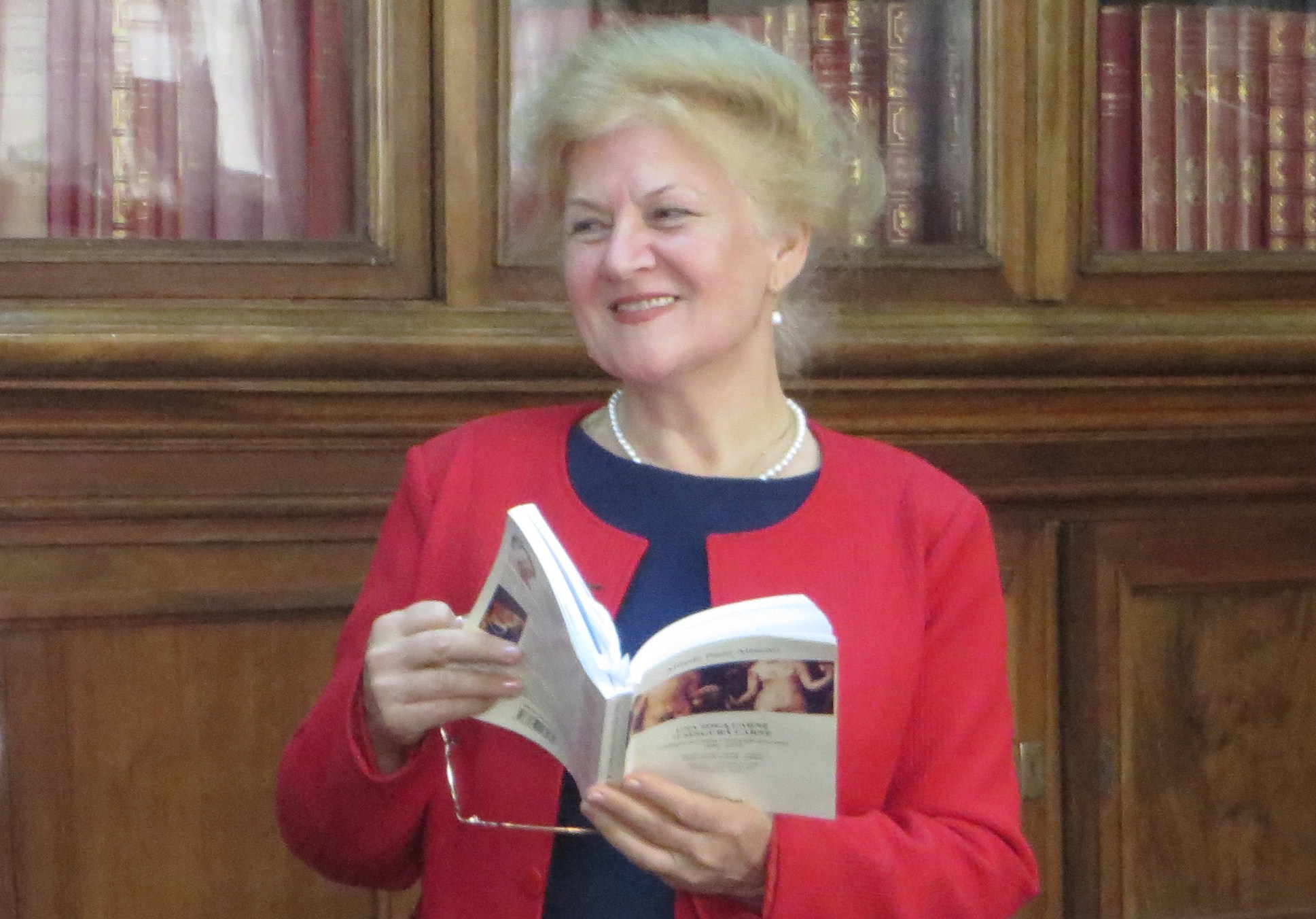 17 Carmen Bulzan, en la Biblioteca Pública de Craiova