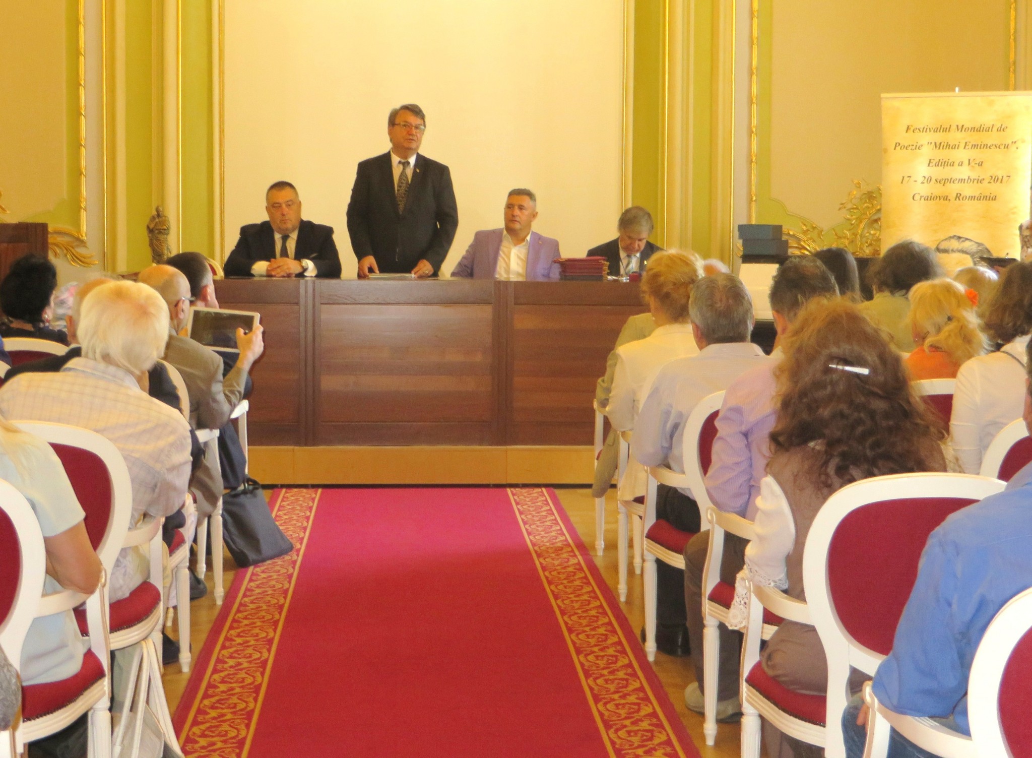 3 Ion Deaconescu (de pie), durante la ceremonia inaugural del Festival Mundial de Poesía Mihai Eminescu (2017)