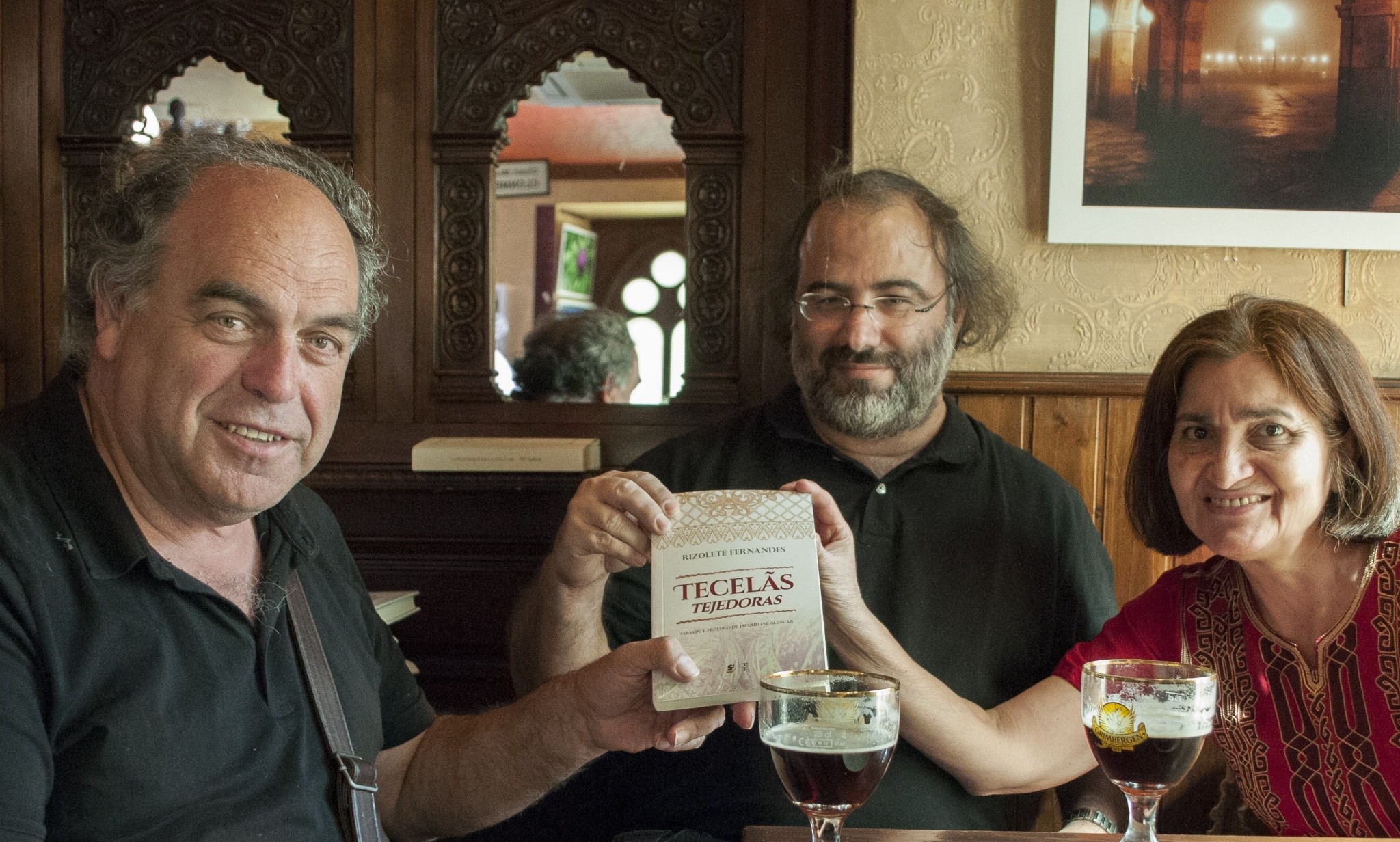 3 Jacqueline entregando a Amador el libro Tejadoras, con Alfredo al medio (foto de Ángel Holgado)