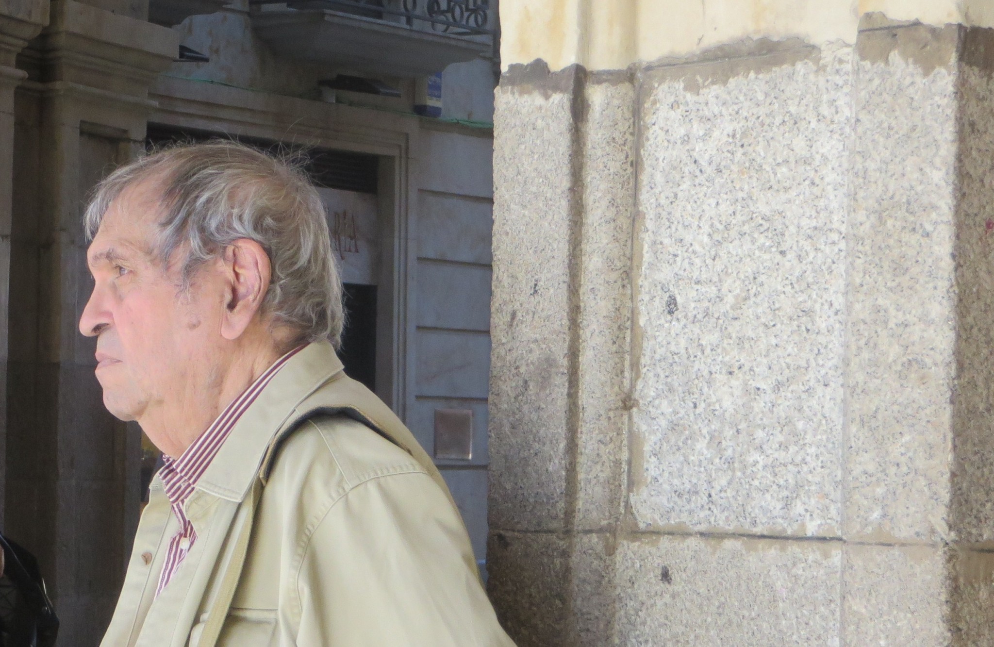 5 Rafael Cadenas en uno de los soportales de la Plaza Mayor de Salamanca (foto de Jacqueline Alencar)