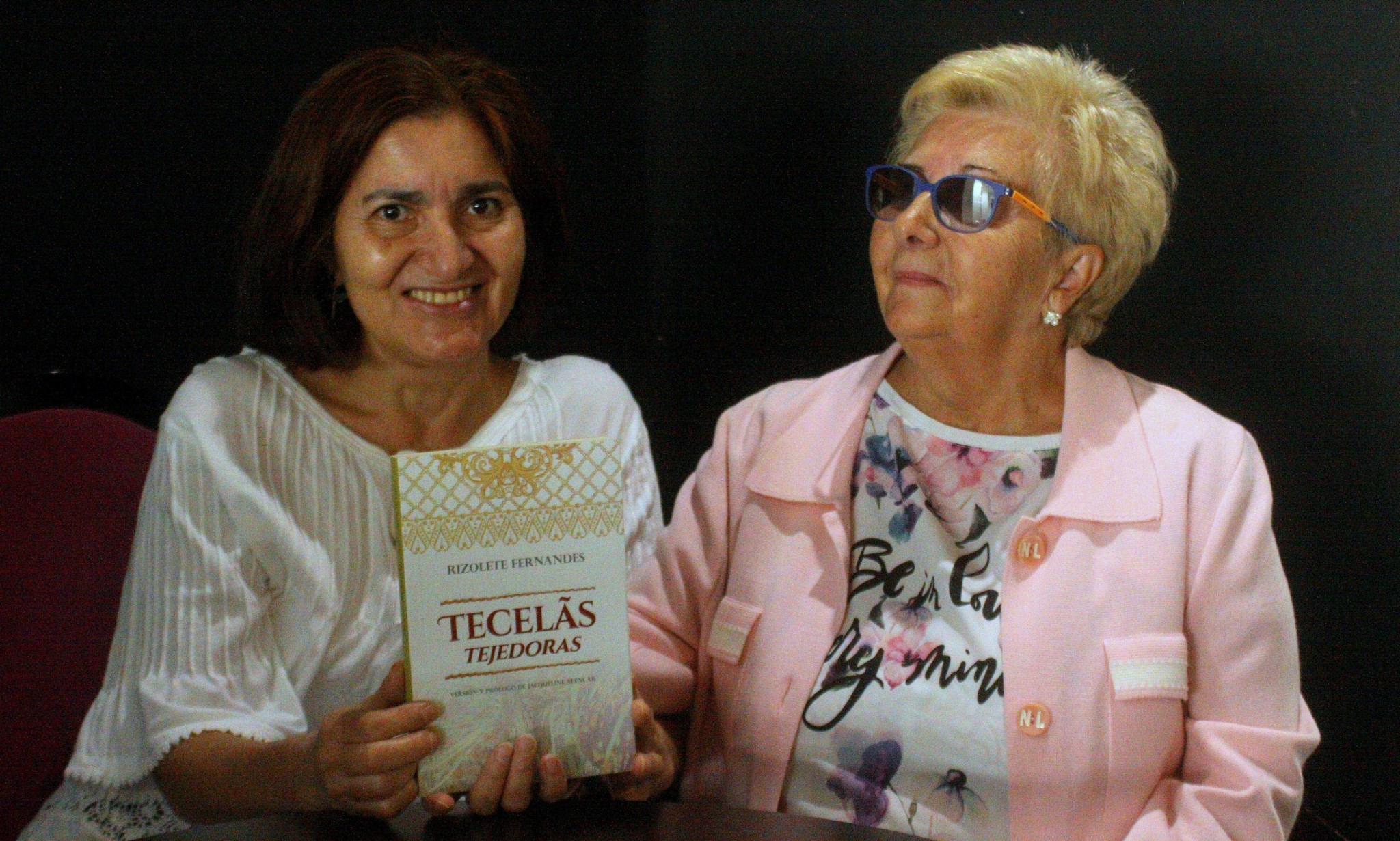 7 Jacqueline Alencar entregando el libro dedicado a Verónica Amat (foto de José Amador Martín)