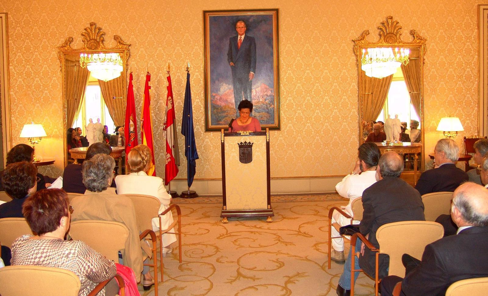 1 Ana Ilce Gómez leyendo en el Salón de Recepciones del Ayuntamiento de Salamanca (2005 Foto de Jacqueline Alencar)