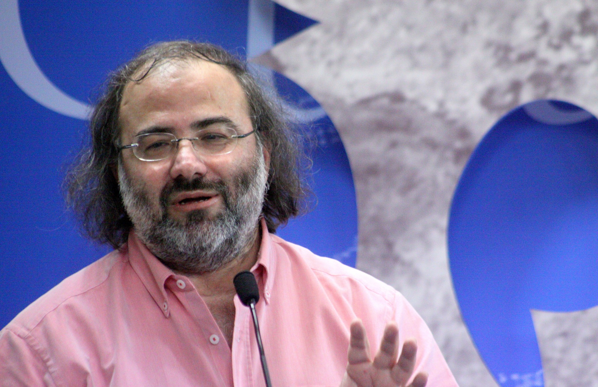 1 El poeta Alfredo Pérez Alencart, durante la presnetación salmantina del libro (foto de José Amador Martín)