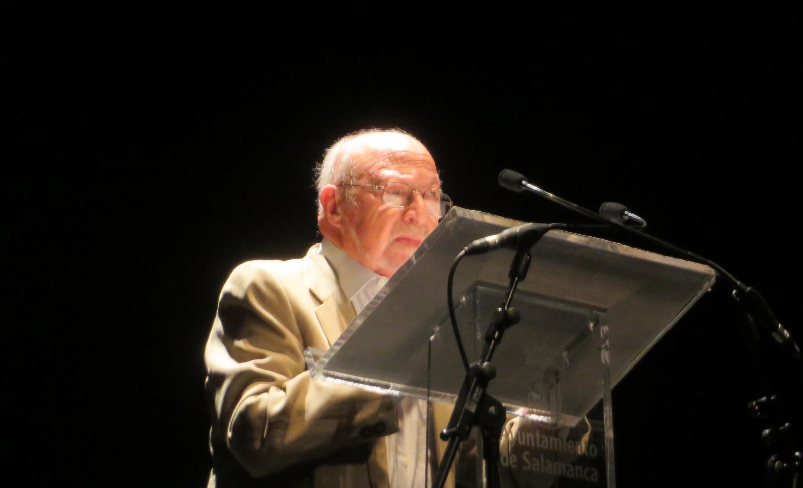 1 José Luis Najenson leyendo en el Teatro Liceo