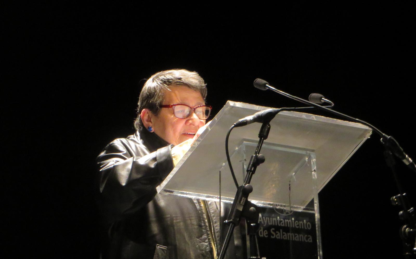 1 Lilliam Moro leyendo en el Teatro Liceo de Salamanca