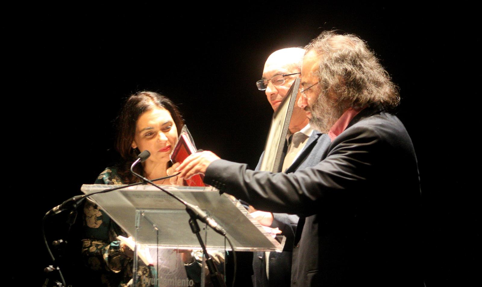 1 Muñoz Quirós recibiendo los libros de manos de Stefania Di leo y A. P. Alencart (foto de José Amador Martín)