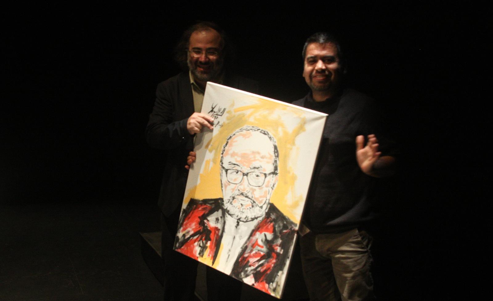 22 A. P. Alencart y Marcelo Gatica, con el retrato de Macáis pintado por Miguel Elías