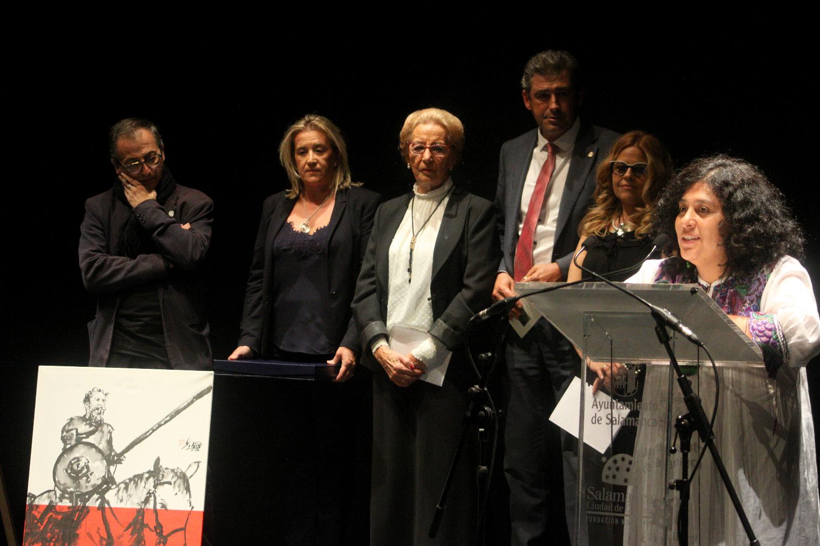 22 Paura Rodríguez leyendo tras recoger su Accésit del IV Premio Internacional de Poesía Pilar Fernández Labrador