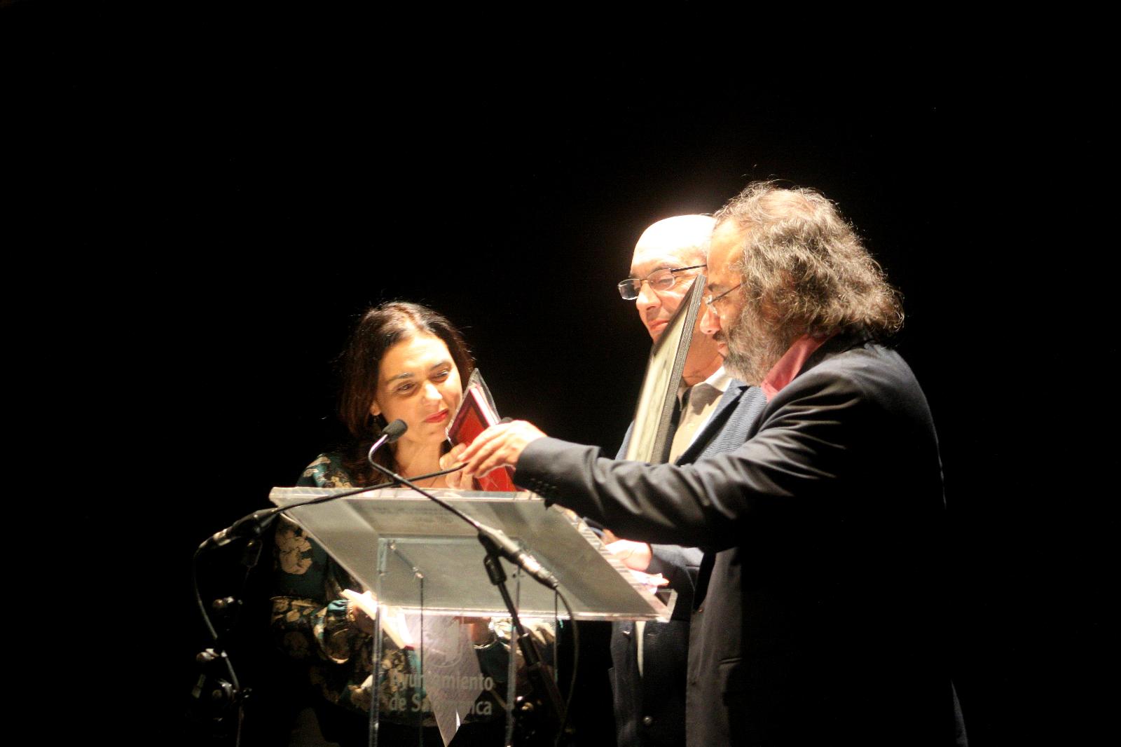 25 Muñoz Quirós recibiendo el II Premio Internacional de Poesía Francisco de Aldana, de manos de Stefania Di Leo y A. P. Alencart