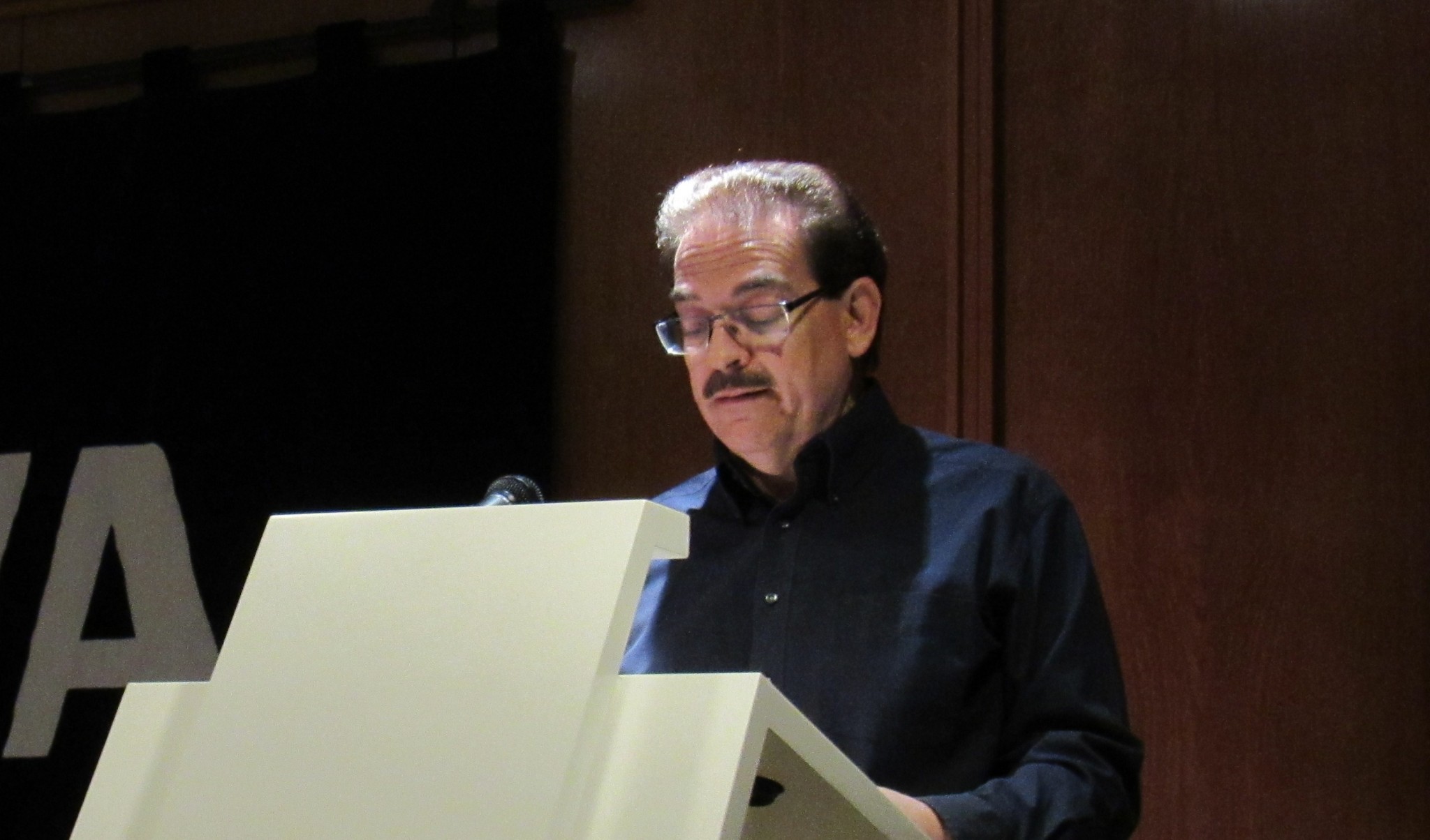 3 El poeta Santiago Redondo Vega, durante su intervención