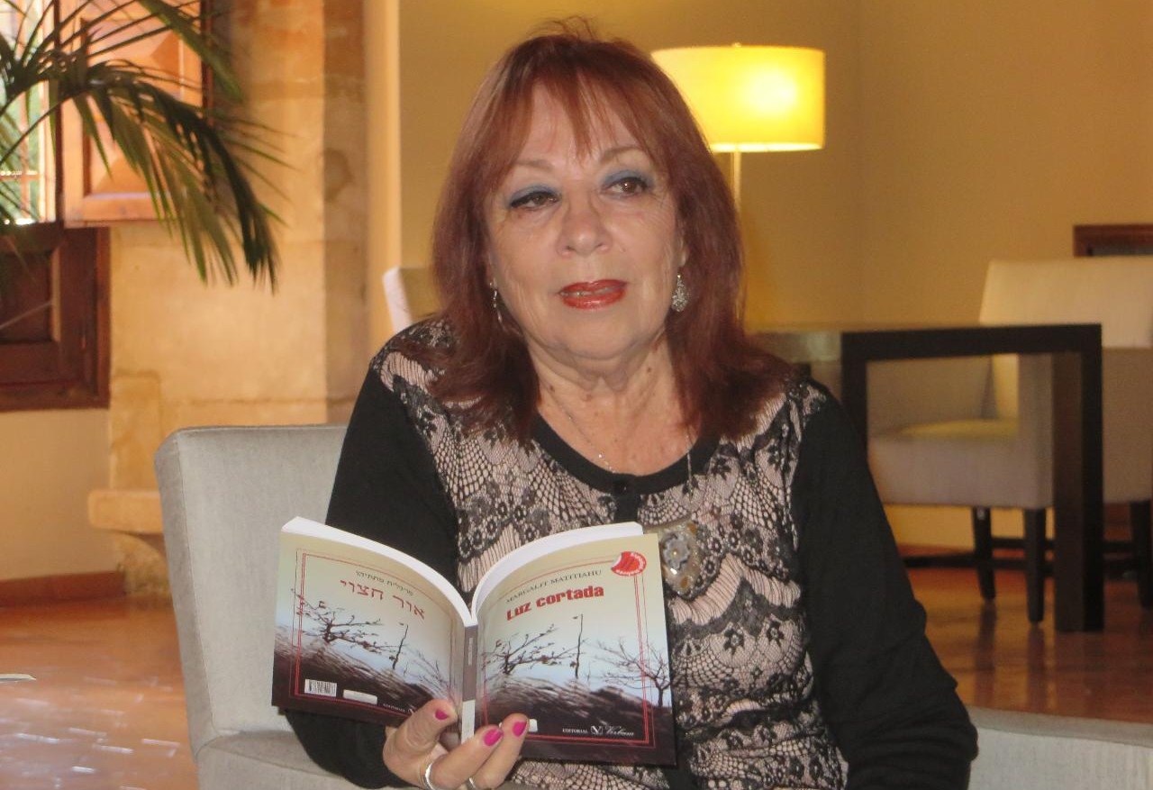 3 Margalit Matitiahu leyendo sus poemas (foto de Jacqueline Alencar)