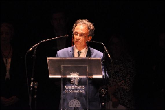 5 José Pulido leyendo en el XIX Encuentro de Poetas Iberoamericanos. Teatro Liceo (foto de José Amador Martín)