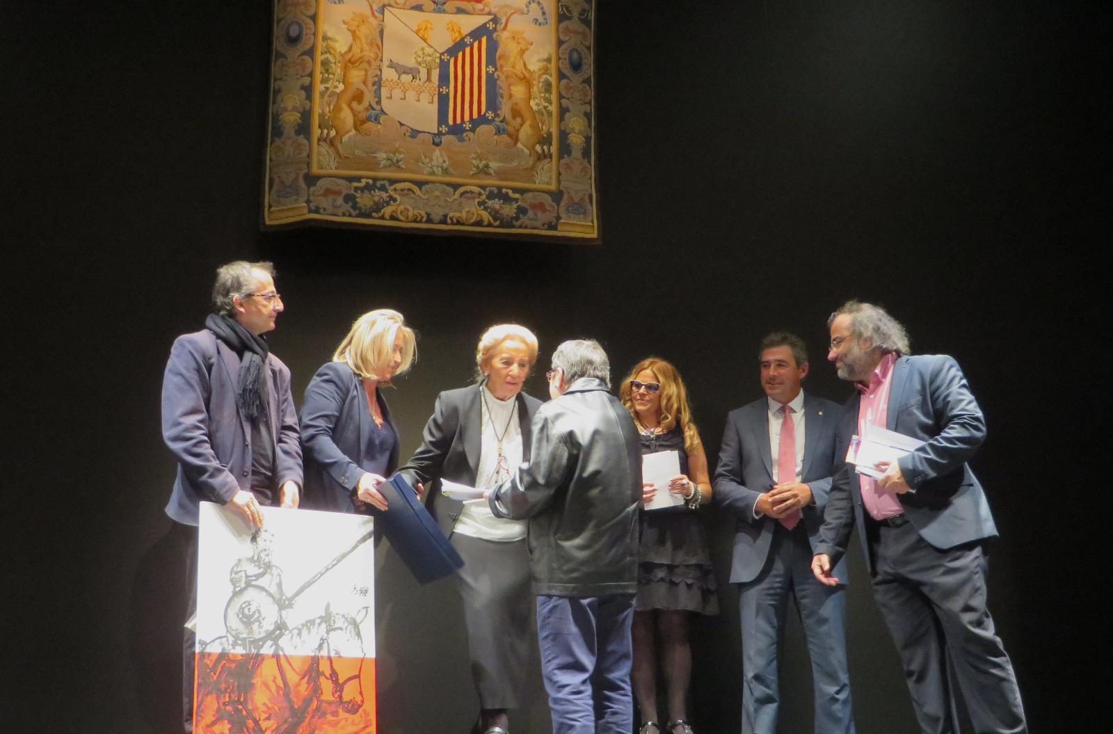 5 Lilliam Moro Recibiendo el Premio de manos de Pilar Fernández Labrador y el cuadro de Miguel Elías