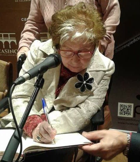 1 La poeta Caridad Hernández firmando libros en el Casino de Salamanca (foto de Elena Díaz Santana)