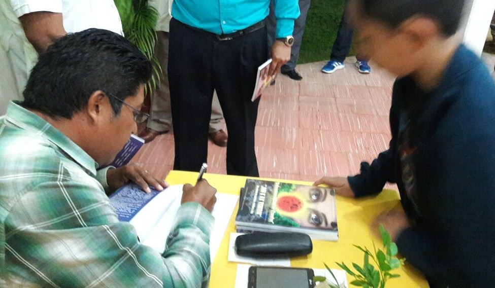 3 Tun Ku dedicando su libro a un niño