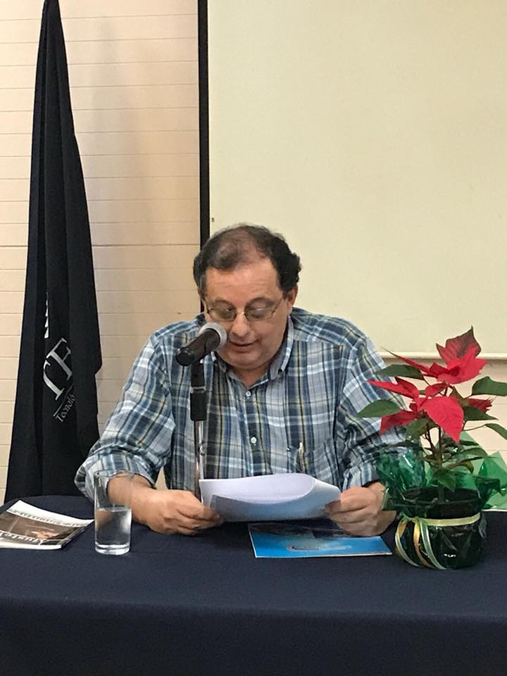 6 Barrientos leyendo su presentación