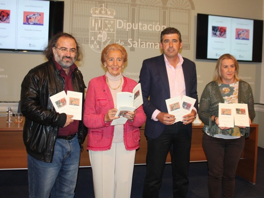 7 A. P. Alencart, Pilar Fernández Labrador, Julián Barrera e Inmaculada G. Salas, con los libros ganadores de la IV edición