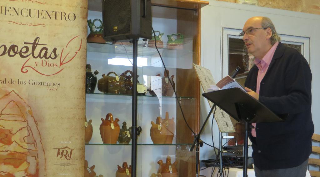 1 El poeta José María Muñoz Quirós, durante su lectura