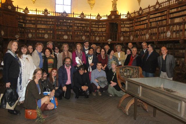 2 Algunos poetas del XVIII Encuentro, en la Biblioteca Histórica de la Universidad de Salamanca (foto de José Amador Martín)