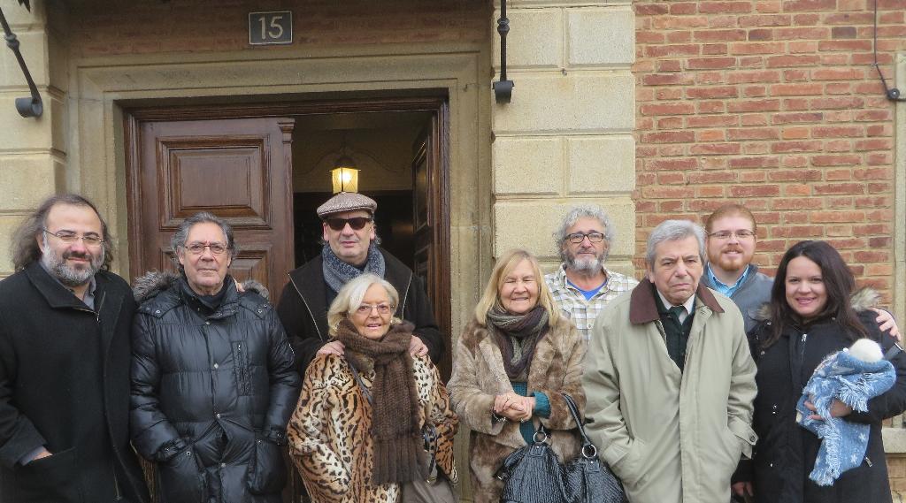 3 Samprón con algunos poetas a la entrada de la casa de la Calle Mayor