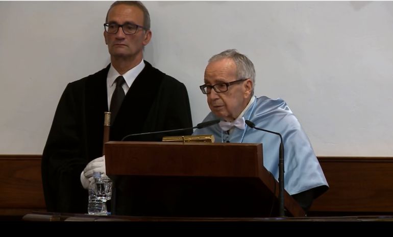 4 Pablo García Baena durante su discurso de investidura en la Universidad de Salamanca