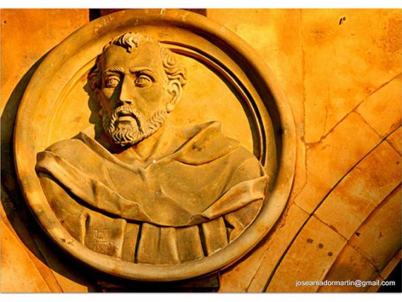 7 Medallón del poeta Fray Luis de León (foto de José Amador Martín)