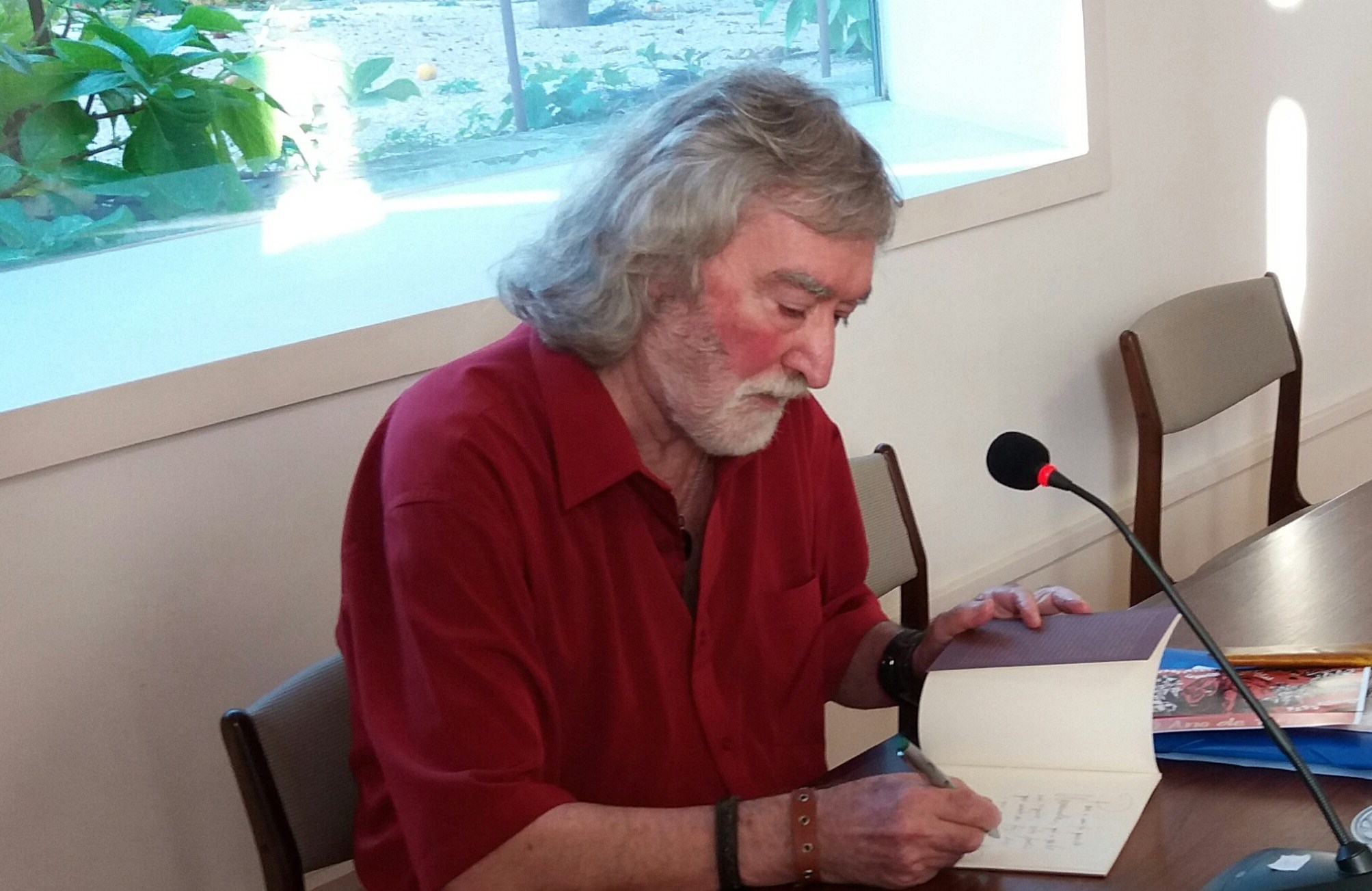 1 El poeta Álvaro Alves de Faria firmando libros en la Casa da Escrita, en Coimbra