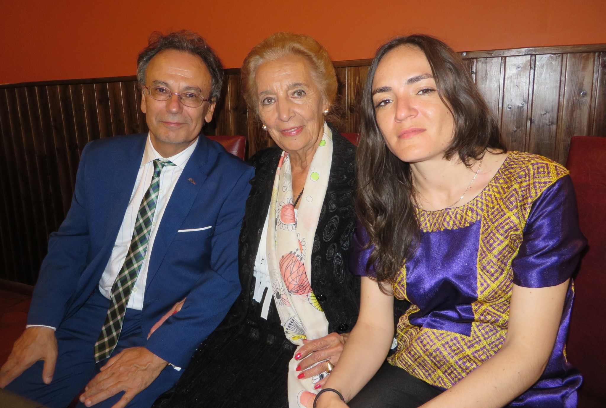 2 Pilar Fernández Labrador con José Pulido e Ingrid Valencia, ganadores de la tercera edición (foto de J. A. Polanco)