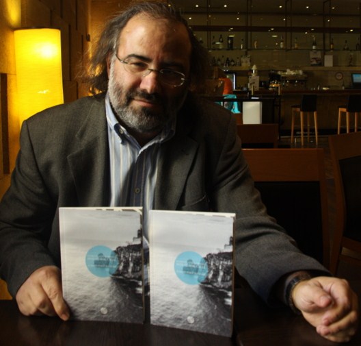 3 Alfredo Pérez Alencart con su libro (foto de José Amador Martín)