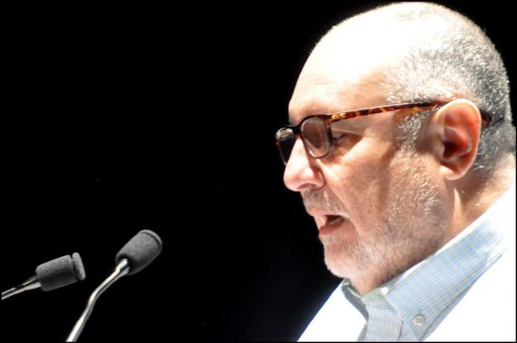 4 Enrique Viloria leyendo en el Teatro Liceo de Salamanca (foto de José Amador Martín)