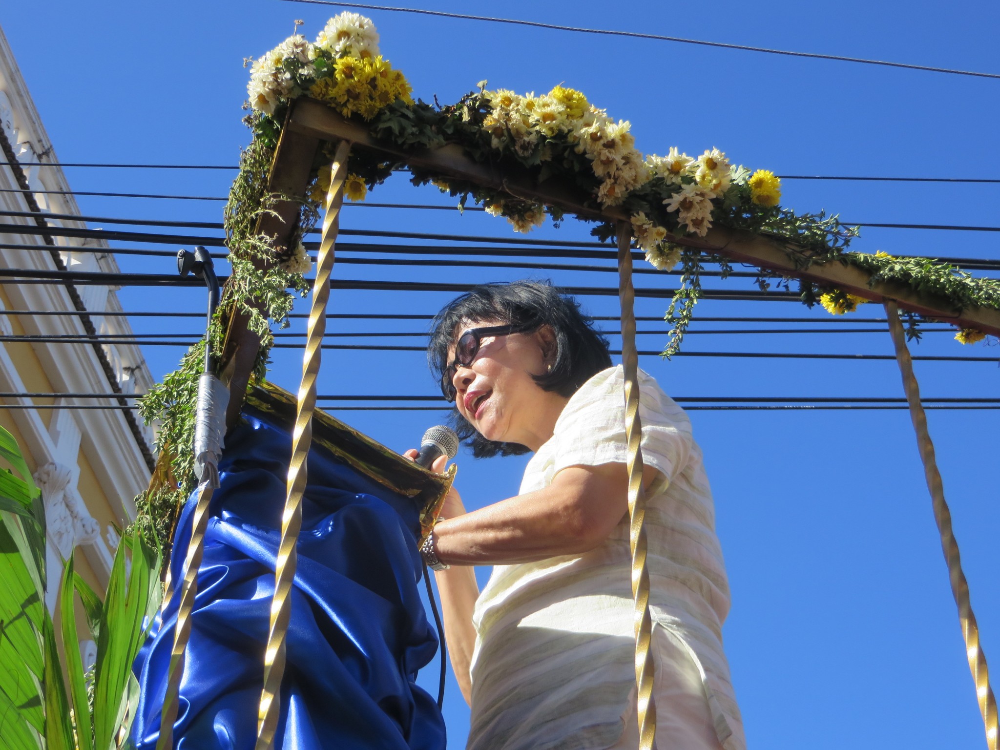 1 Satoko subida al Poetamóbil (foto de Jacqueline Alencar)