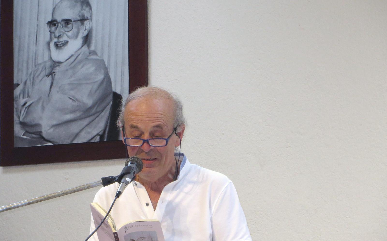 1 Emilio Coco leyendo en la Universidad Centramaericana de Managua