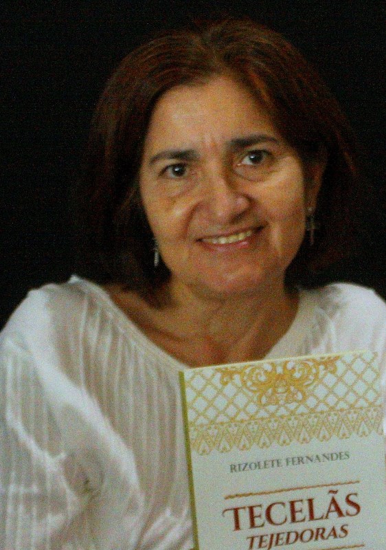 11 Jacqueline Alencar, autora del prólogo y de la traducción al castellano del libro Tejedoras